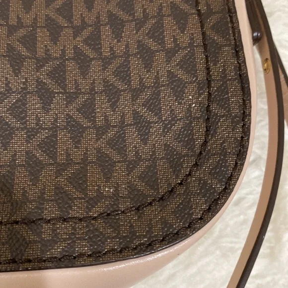 Micheal Kors Camden XS Pouchette - Picture 10 of 13